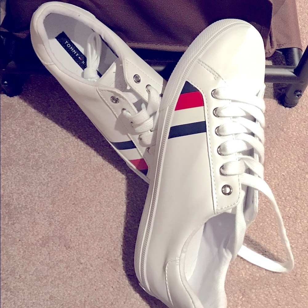 Tennis shoes